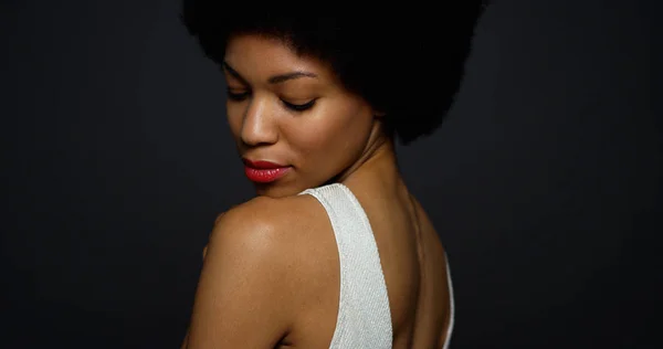 Mulher Negra Vestindo Vestido Branco Olhando Sobre Ombro — Fotografia de Stock