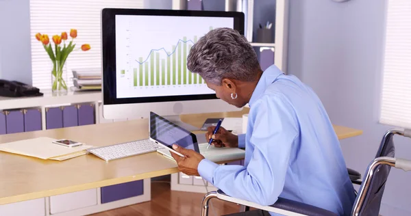 Behinderte Schwarze Geschäftsfrau Arbeitet Schreibtisch — Stockfoto