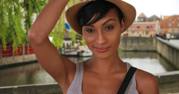 Retrato Mulher Negra Deslumbrante Olhando Para Câmera Bruges Bélgica — Fotografia de Stock