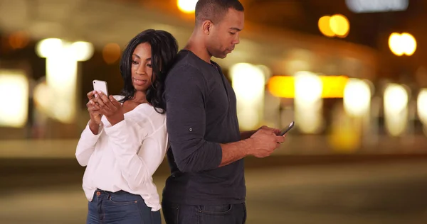 黑人男女在城市街道上拿着智能手机在一起 — 图库照片