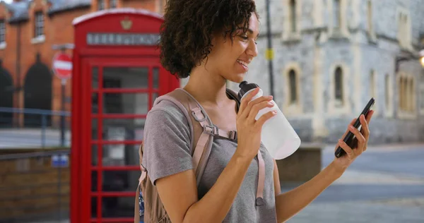 Милый Улыбающийся Молодой Турист Городской Улице Лондоне — стоковое фото