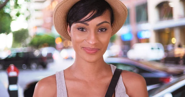 Şapka San Francisco Şehir Sokak Tutan Mutlu Gülümseyen Siyah Kadın — Stok fotoğraf