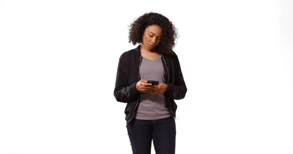 Gondtalan Afro Amerikai Fiatal Hölgy Telefon Fehér Háttér Ellenőrzése — Stock Fotó