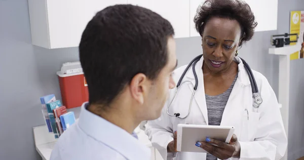 Médecin Aîné Noir Utilisant Bloc Notes Électronique Pour Consulter Les — Photo