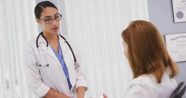 Jeune Médecin Bavardant Avec Collègue Principal Dans Son Bureau — Photo