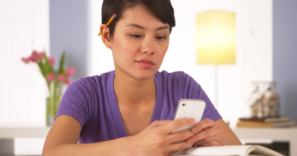 Kinesisk Kvinna Textilen Klasskamrat Smartphone — Stockfoto