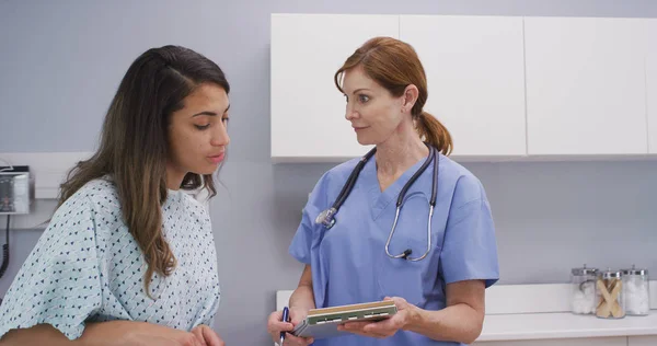 Close Van Hispanic Patiënten Gesprek Met Senior Verpleegkundige Gezondheid — Stockfoto