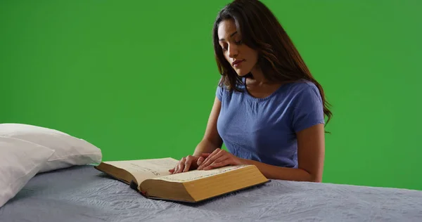 Mulher Hispânica Devota Lendo Livro Religioso Sua Cama Tela Verde — Fotografia de Stock