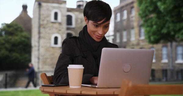 Afro Americano Feminino Londres Tipos Feliz Laptop Enquanto Sentado Fora — Fotografia de Stock