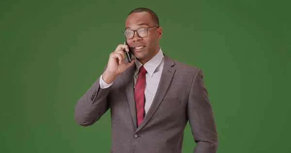 Hombre Negro Usa Teléfono Para Hacer Llamadas Negocios Pantalla Verde — Foto de Stock