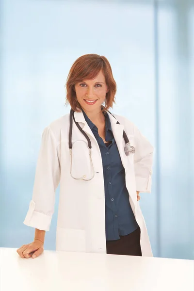 Portrait Young Woman Doctor Leaning Desk White Coat — Stock Photo, Image