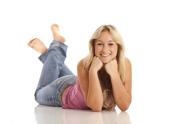 床の上に敷設のジーンズとカジュアルな若い女の子の肖像画 — ストック写真