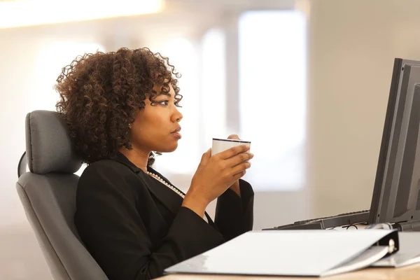 Jeune Femme Affaires Africaine Tenant Une Tasse Café Regardant Écran — Photo