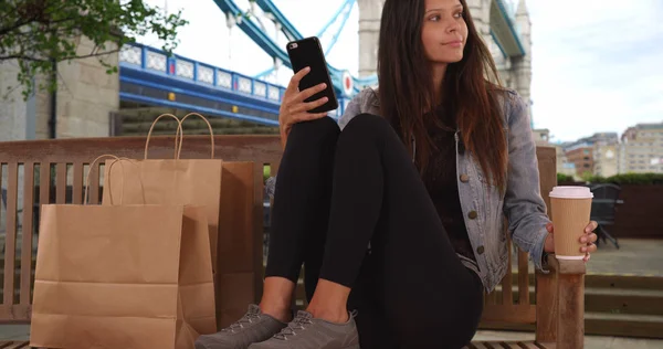 Hipster Weibchen Jeansjacke Sitzt Auf Bank Tower Bridge Und Textet — Stockfoto
