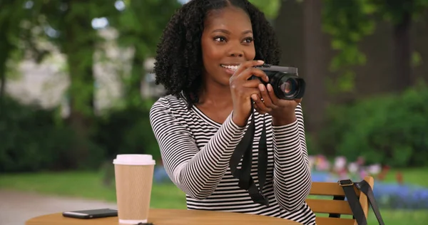Ładna Czarna Kobieta Siedzi Pięknym Ogrodzie Brugii Robienie Zdjęć Kamery — Zdjęcie stockowe