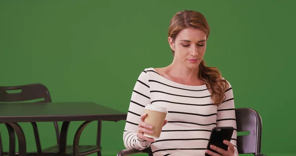 Mujer Casual Sentada Cafetería Con Café Teléfono Pantalla Verde —  Fotos de Stock