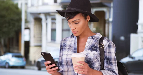 Vrouw Met Koffiekopje Haar Hand Straat Texting Stad Met Smartphone — Stockfoto