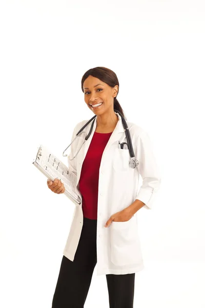 愉快的年轻非洲女医生微笑着拿着剪贴板的照相机 — 图库照片