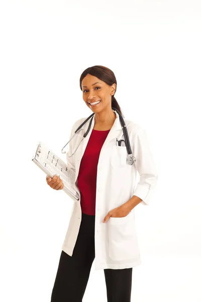 Felice Giovane Medico Femminile Africano Sorridente Alla Fotocamera Tenendo Appunti — Foto Stock