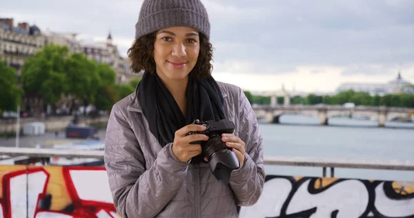 Retrato Bonito Millennial Preto Fêmea Segurando Câmera Pont Des Arts — Fotografia de Stock