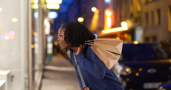 Schattig Zwarte Vrouw Kijkt Iets Etalage Van Parijs Shop — Stockfoto