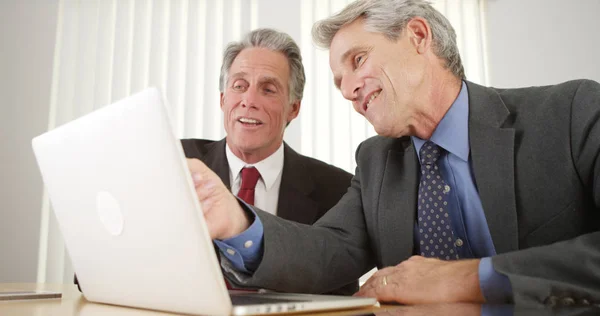 Due Uomini Affari Che Lavorano Portatile Ufficio — Foto Stock