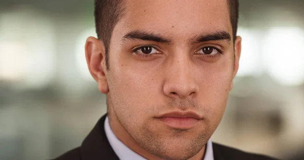 Közelről Magabiztos Latino Üzletember Hivatal Látszó Nél Fényképezőgép Portréja — Stock Fotó