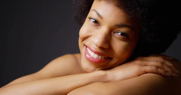 Černá Žena Sedí Rukama Zkříženýma Usmívající Šedém Pozadí — Stock fotografie