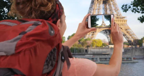 Mujer Caucásica Explorando París Tomando Video Torre Eiffel Smartphone — Foto de Stock