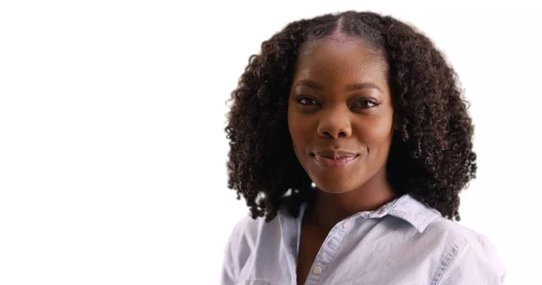 Lähikuva Söpö Afrikkalainen Amerikkalainen Nainen Hymyilee Nauraa Kameralle Studiossa — kuvapankkivalokuva