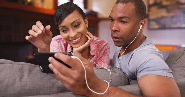 黑人和女性在听音乐时使用智能手机 — 图库照片