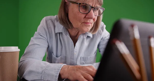 Primer Plano Mujer Mayor Escritorio Escribiendo Ordenador Portátil Pantalla Verde — Foto de Stock