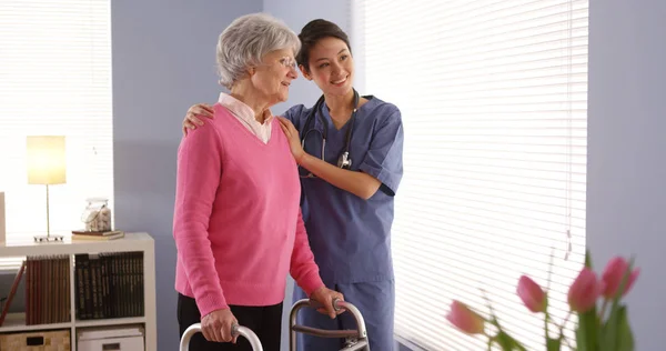 Infermiera Cinese Paziente Donna Anziana Guardando Fuori Dalla Finestra — Foto Stock