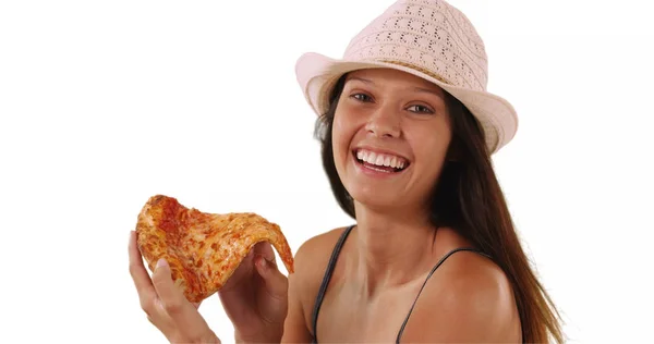 Close Jovem Caucasiana Segurando Fatia Pizza Fundo Branco — Fotografia de Stock