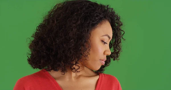 Traurig Dreinblickende Afrikanisch Amerikanische Frau Schaut Auf Grünen Bildschirm Herab — Stockfoto