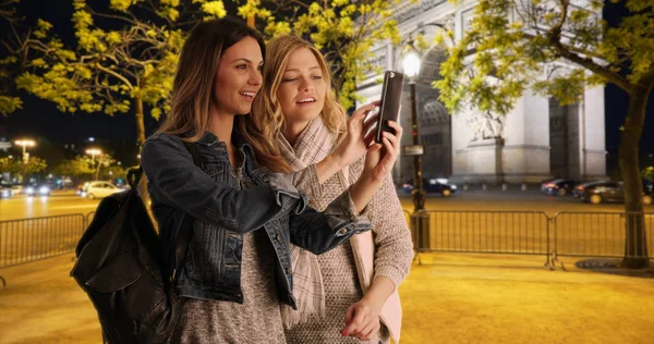 Ein Paar Weiße Hübsche Touristen Machen Ein Selfie Der Nähe — Stockfoto