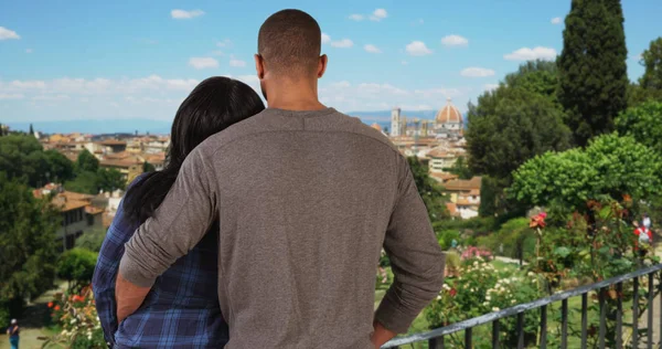 Feliz Afro Americano Masculino Feminino Apaixonado Desfrutar Paisagem Urbana Florença — Fotografia de Stock