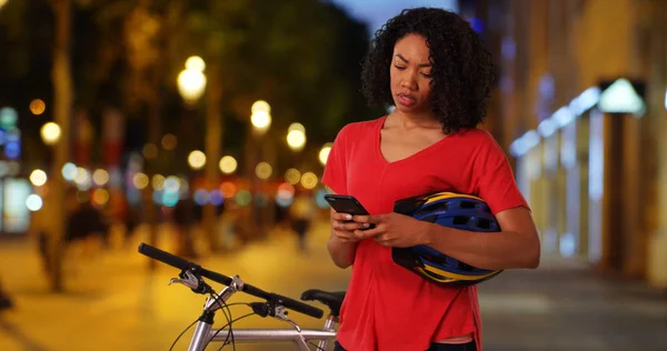 Svart Kvinna Cykeltur Natten Kontroll Mobiltelefon Karta App För Riktning — Stockfoto
