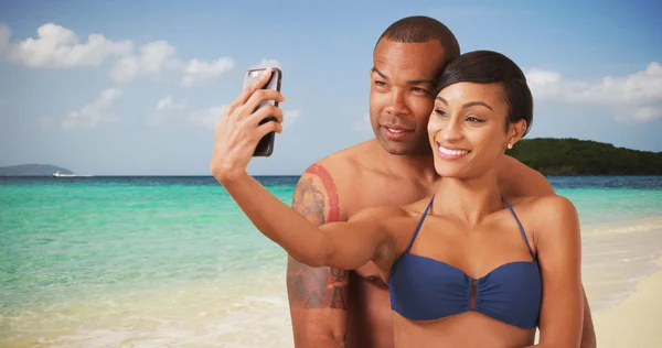 Couple Noir Embrasse Prend Selfie Sur Plage — Photo