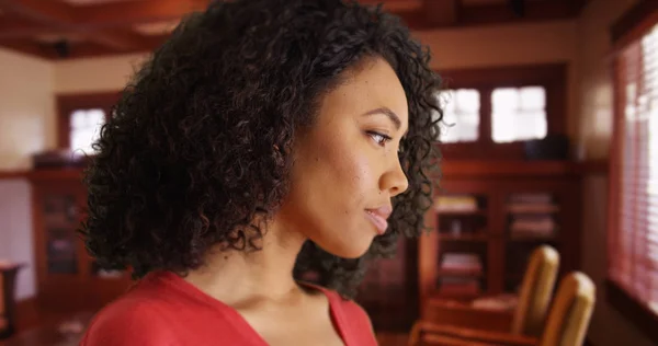 Traurige Junge Afrikanisch Amerikanische Dame Die Allein Ihrem Wohnzimmer Steht — Stockfoto