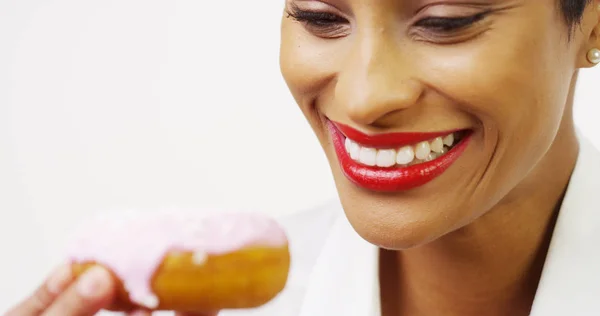 Svart Kvinna Äta Donut Med Rosa Glasyr Och Ler — Stockfoto