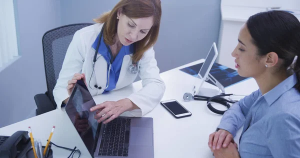 Closeup Charming Old Female Doctor Reviewing Xray Young Hispanic Patient — Stock Photo, Image