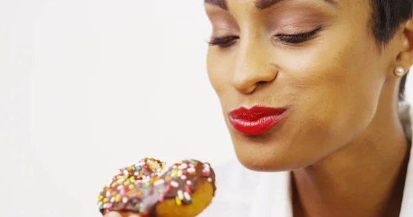 Черная Женщина Ест Шоколадный Пончик Брызгами Улыбается — стоковое фото