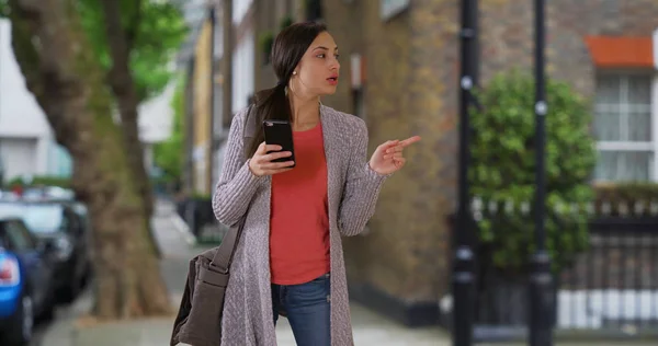 Mulher Hispânica Perdida Usando Telefone Inteligente Para Obter Direções Ambiente — Fotografia de Stock