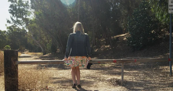 Hübsches Weißes Hipster Mädchen Sitzt Auf Einem Tor Freien — Stockfoto