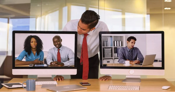 商务男子给兔子耳朵的同事在电脑屏幕上使面孔和行为搞笑 — 图库照片
