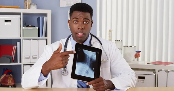 Médico Afro Americano Explicando Raio Para Paciente Por Vídeo Chat — Fotografia de Stock