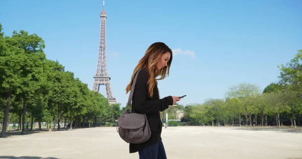 Αρκετά Καυκάσιος Γυναίκα Στο Παρίσι Χρησιμοποιώντας Χάρτη Στο Smartphone — Φωτογραφία Αρχείου