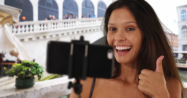 Söt Traveler Flicka Använder Selfie Stick Venedig Italien Nära Rialto — Stockfoto