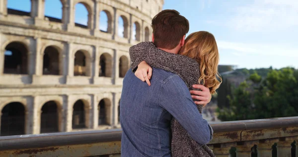 Vista Trasera Pareja Joven Cariñosa Mirando Coliseo Roma — Foto de Stock